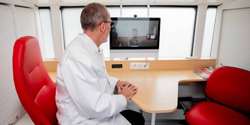 specialist working in the medibus