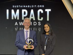 Cisco sustainability leaders accepting the SustainableIT award