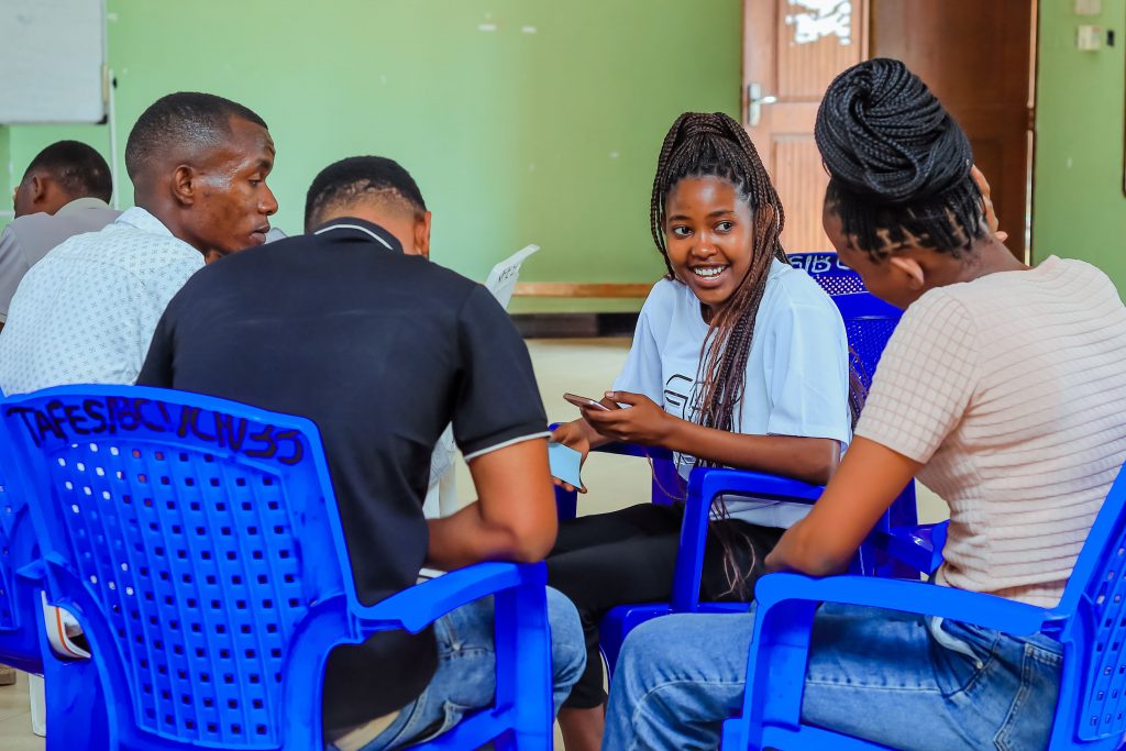 Group of 4 students in a roundtable.