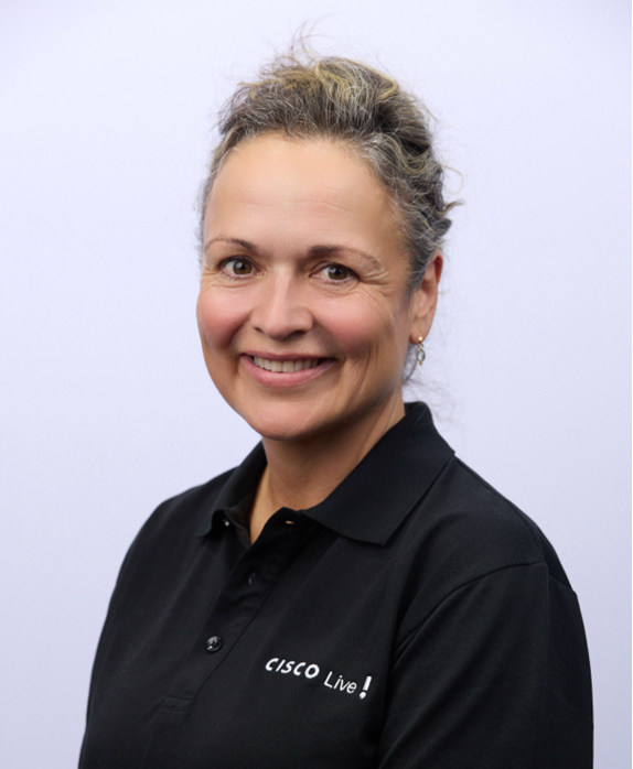 Tête de femme souriante.