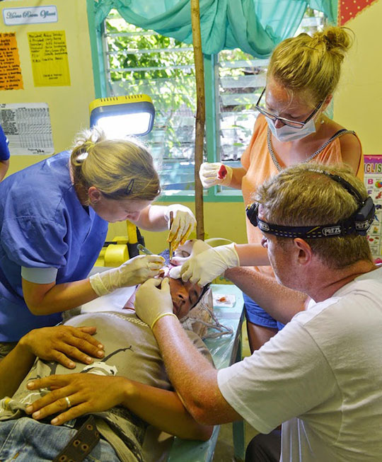 In 2 weeks, the V-MED team  In the 2 weeks the team's 6 doctors and 5 nurses did over 2500 medical consultations and 50 surgeries. 